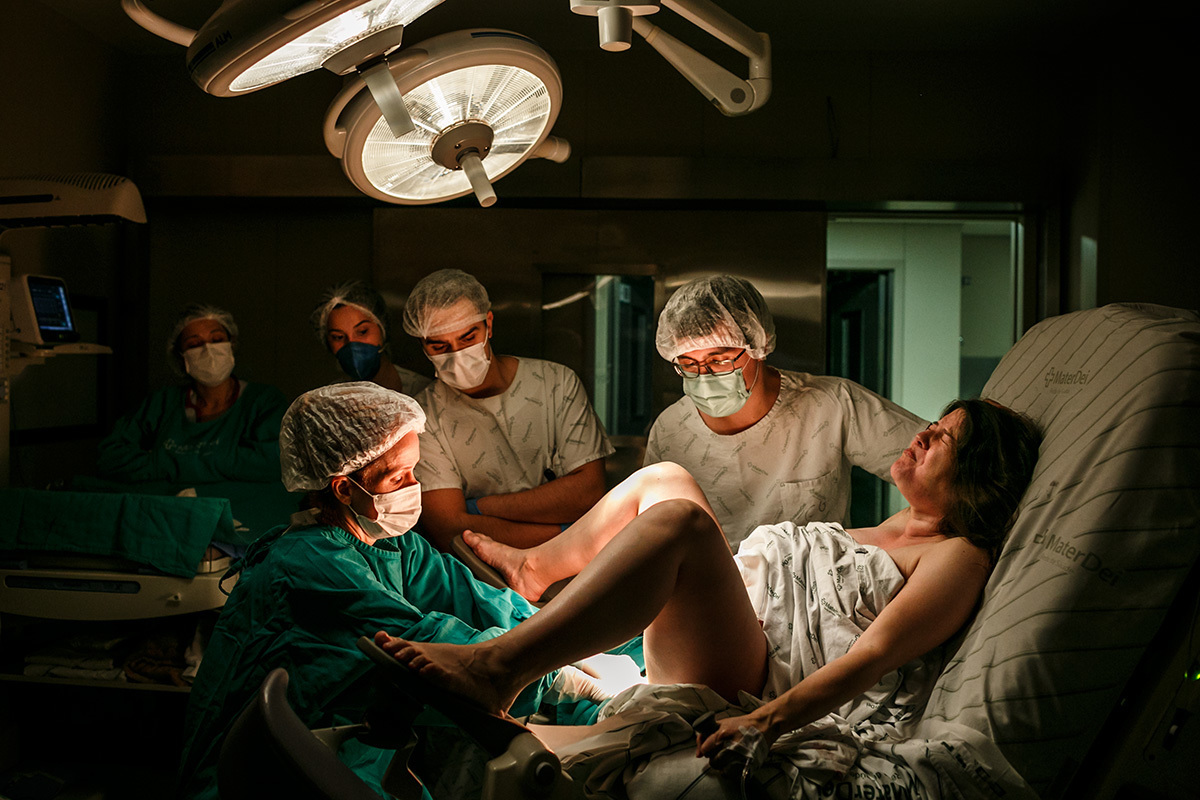 mulher na fase expulsiva do trabalho de parto em foto de Adriana Costa