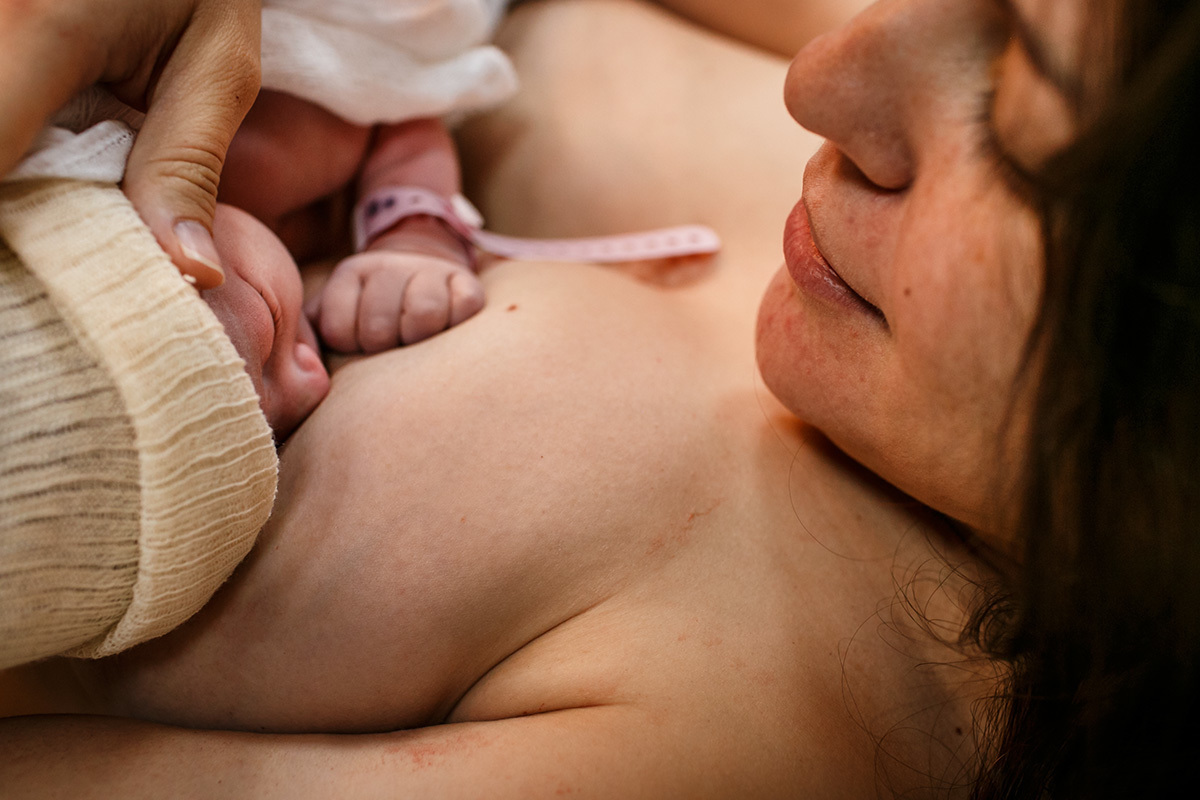 mãe amamenta durante a hora de ouro após o nascimento