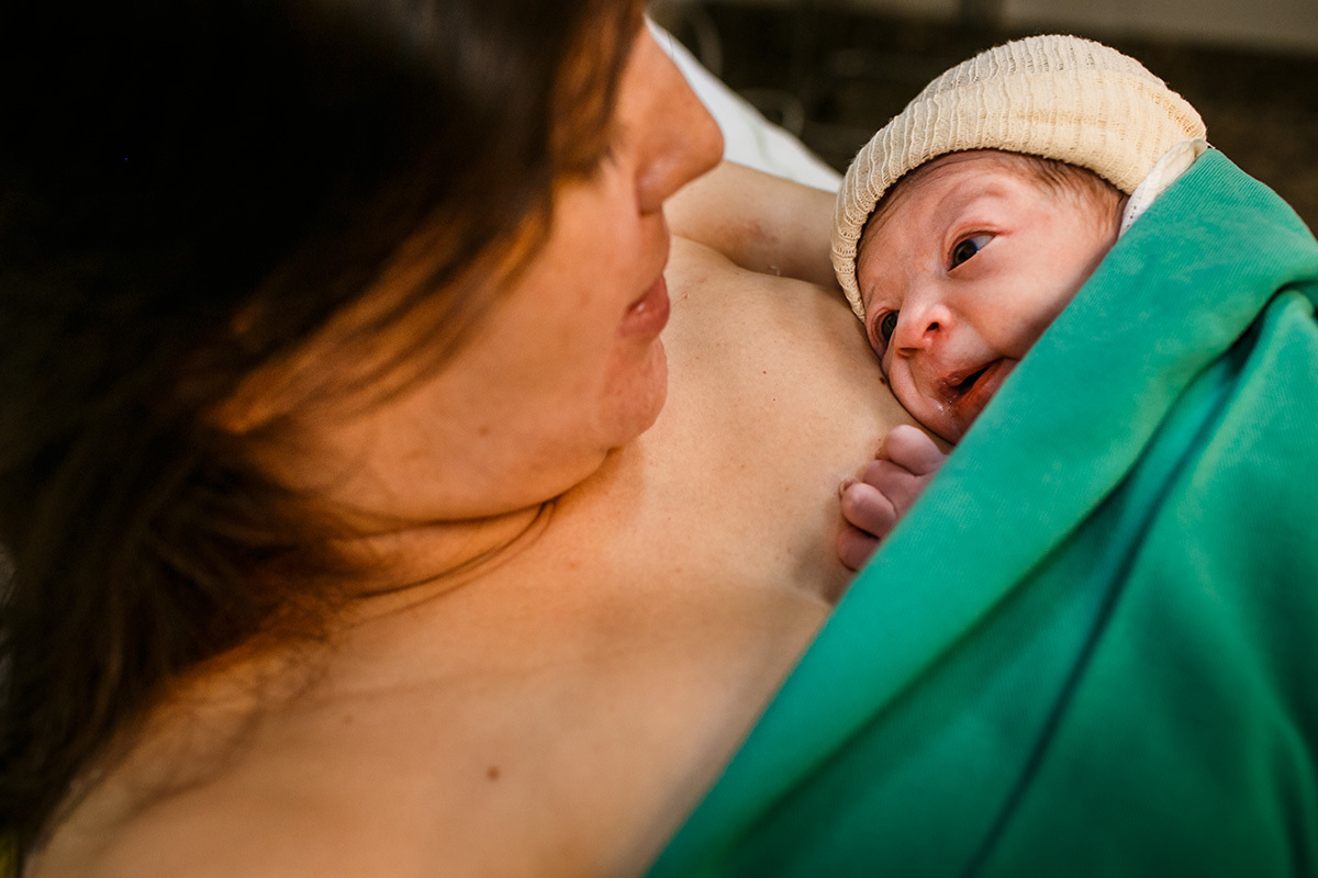 Adriana Costa capta o momento de imprinting do bebê com sua mãe após o nascimento