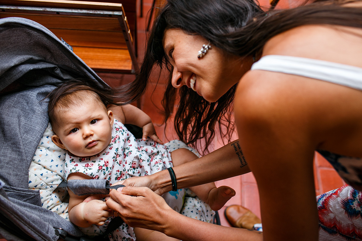 mãe com filhos comemorando com um brunch seu casamento em foto de Adriana Costa