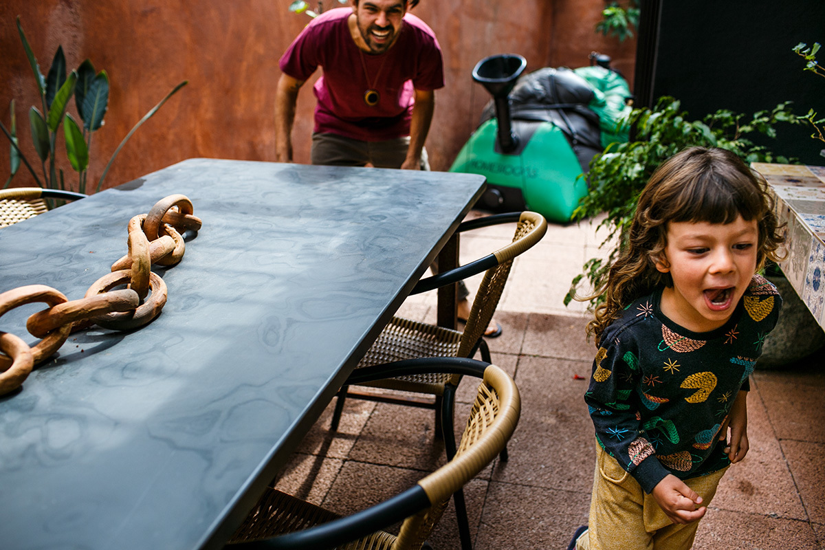 pai brinca com o filho no dia da oficialização do seu casamento