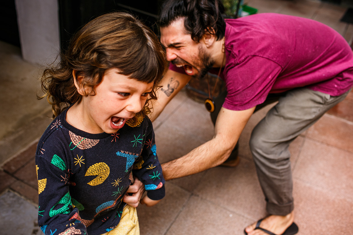 Adriana Costa registra pai e filho brincando divertidamente no dia da oficialização do casamento do casal