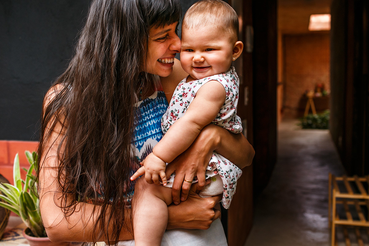 mãe curti sua bebê no dia do seu casamento