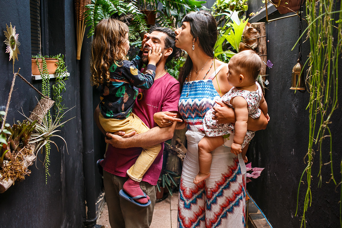 comemoração simples com um brunch do casamento civil de um casal com 2 filhos