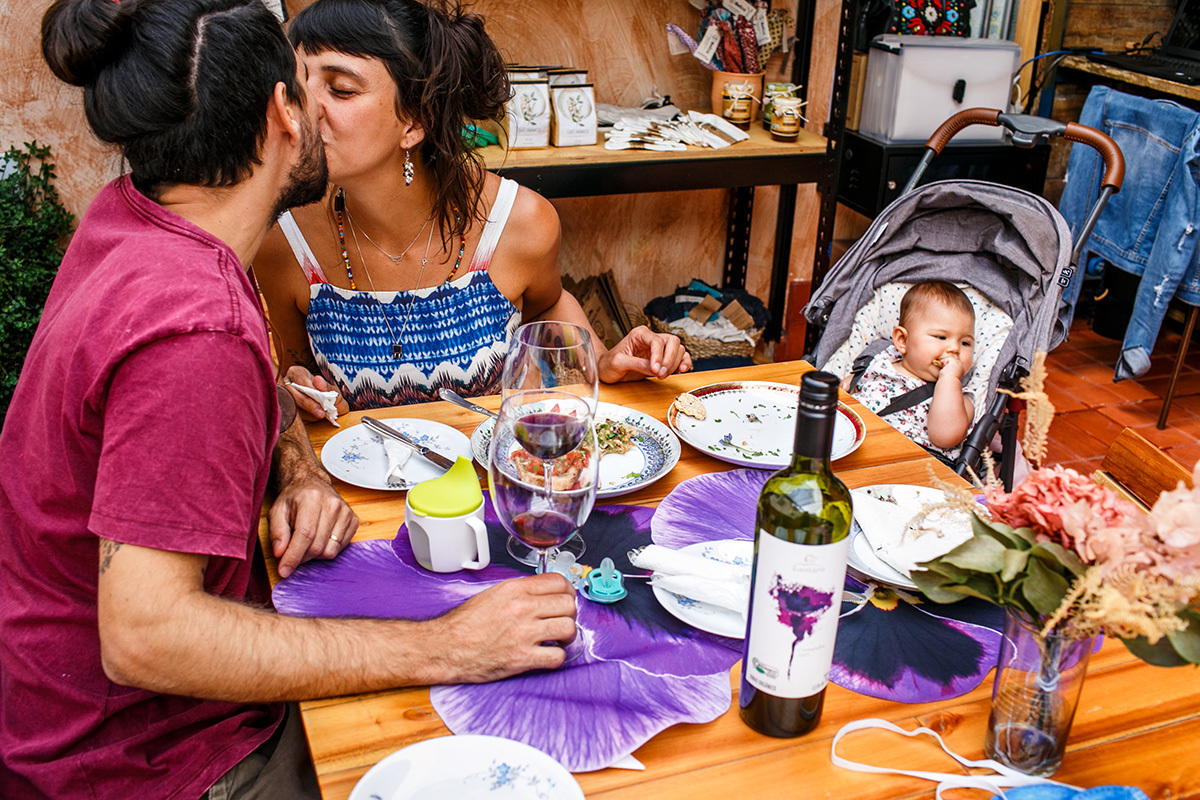 Adriana Costa documentou casal se beijando durante o brunch com seus filhos para comemorar o casamento civil deles