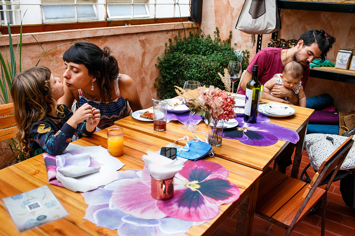 casal no restaurante @manju.oficial comemorando o seu casamento com os filhos