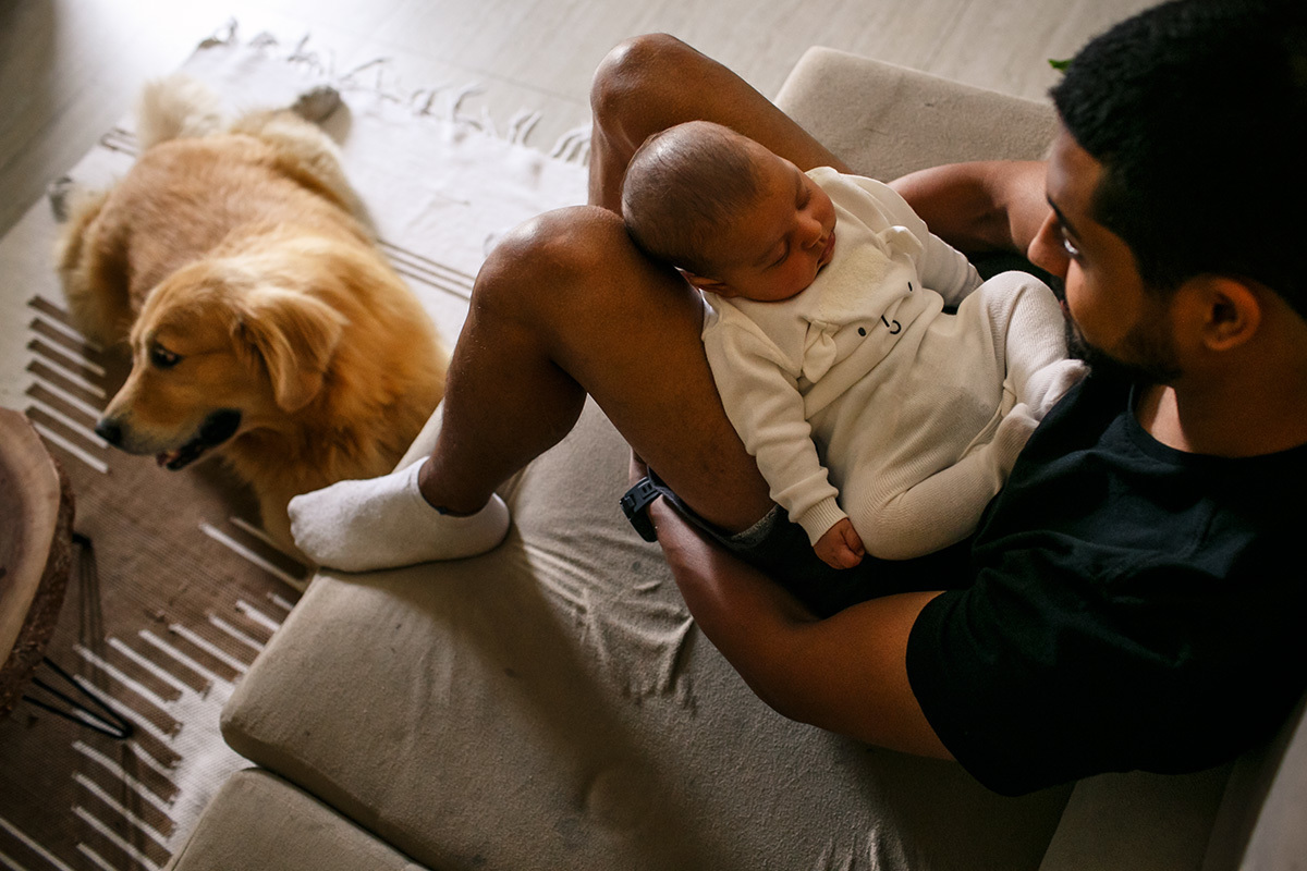 pai cuidando do seu bebê recém-nascido