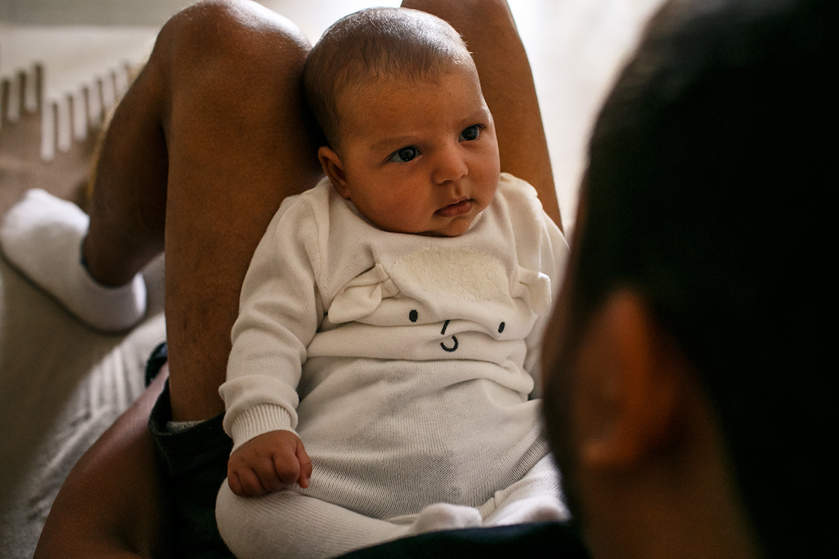 bebê observa seu pai