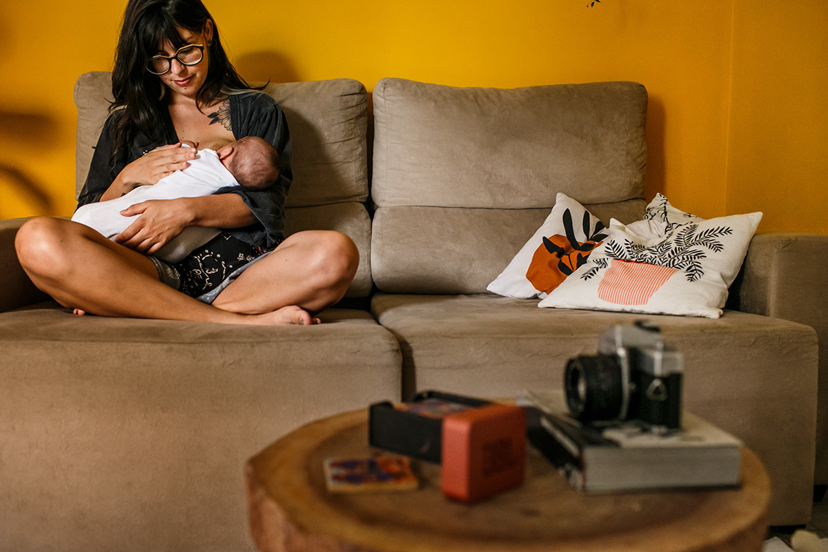 mãe amamentando seu bebê recém-nascido