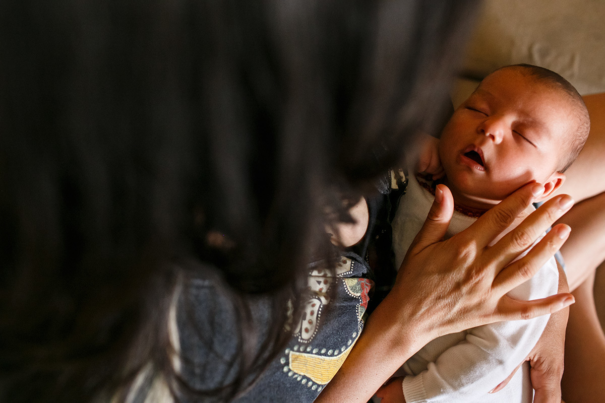 expressão relaxada do bebê após a amamentação