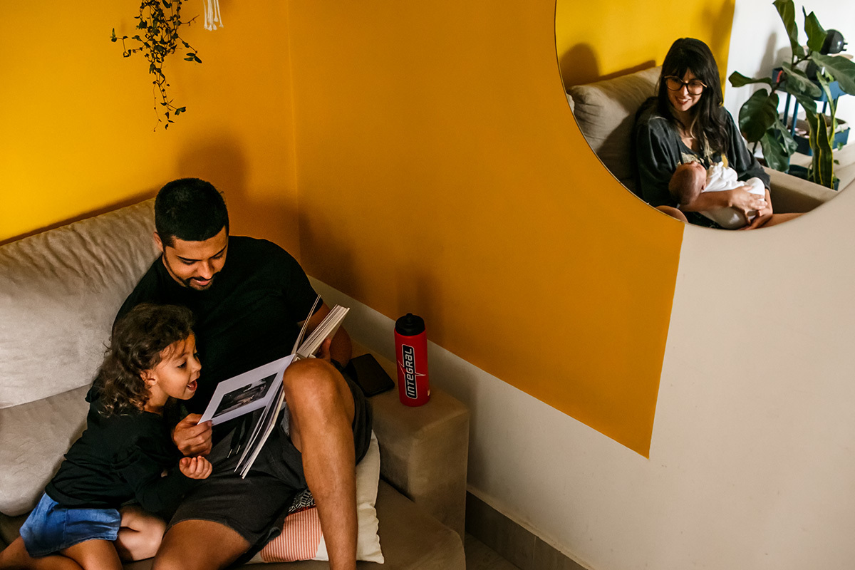 família vê juntos o álbum de retrato de suas histórias