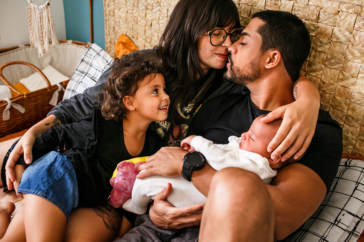 carinho entre pais e filhos registrado por Adriana Costa durante um acompanhamento documental da família