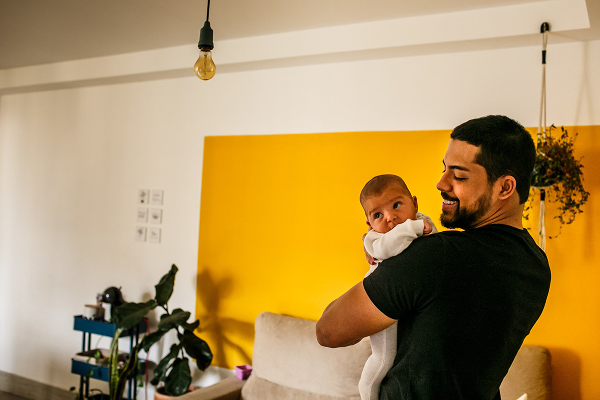 pai segura seu bebê com orgulho