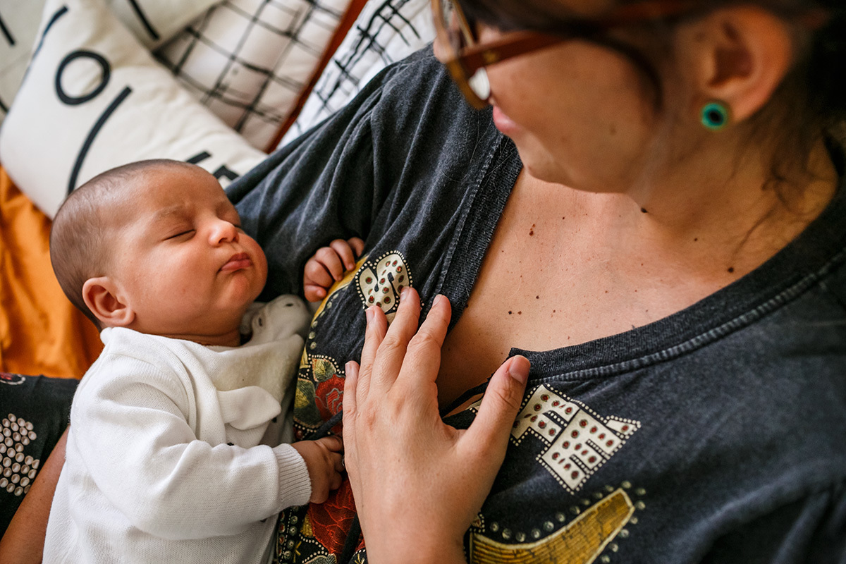 bebê dorme ao amamentar