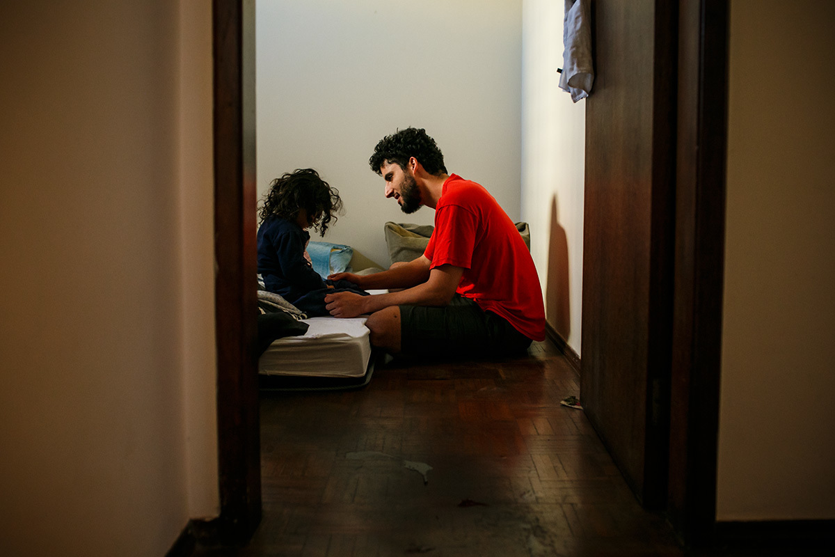 pai distrai a filha enquanto sua esposa está em trabalho de parto domiciliar