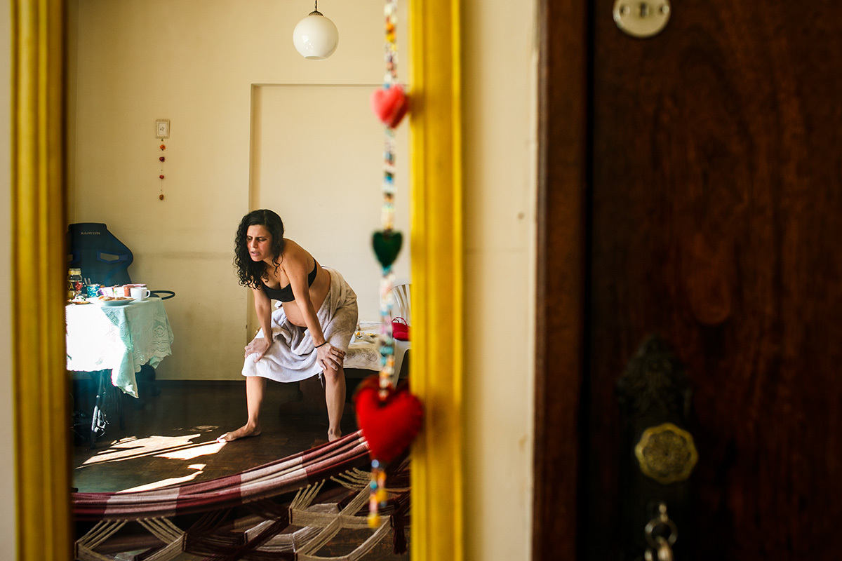 grávida procura posições confortáveis durante seu trabalho de parto domiciliar