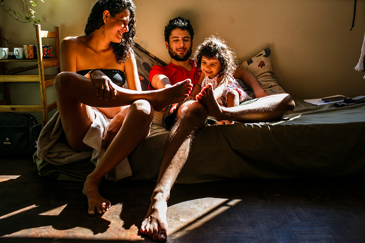 foto de Adriana Costa da família junta durante o trabalho de parto domiciliar