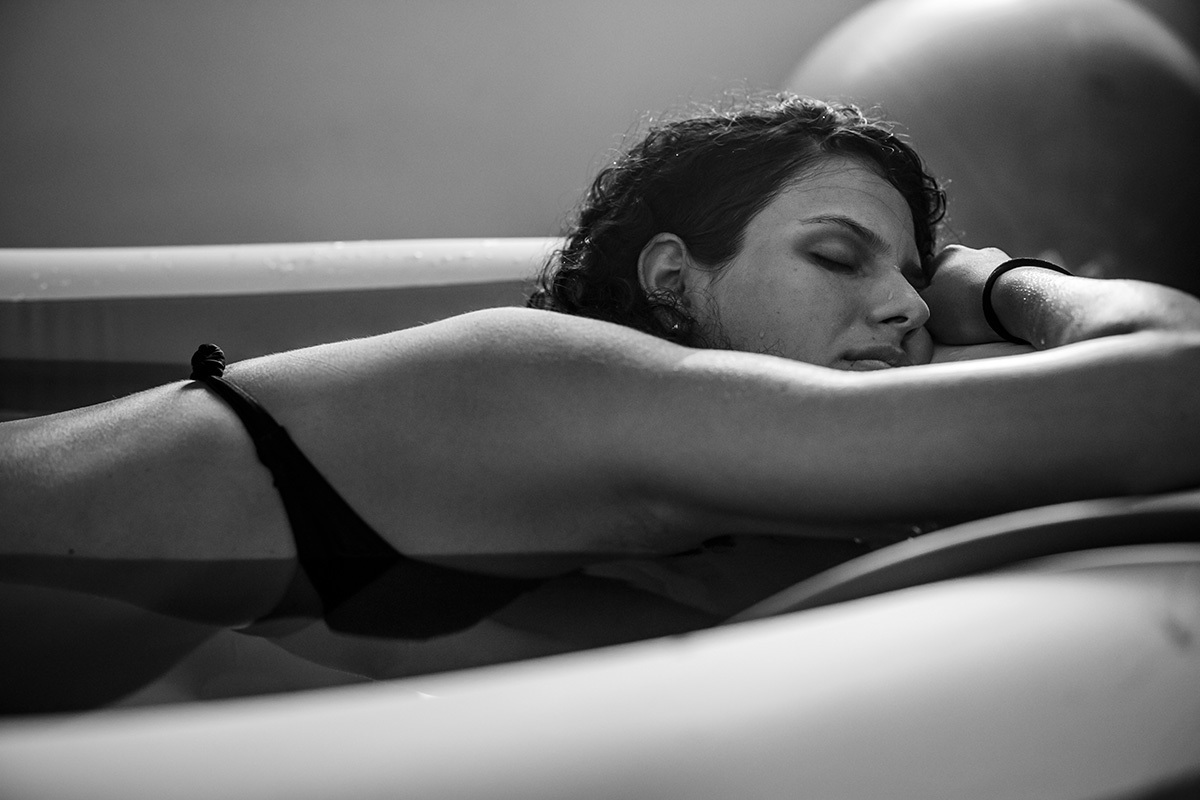 grávida descansa na banheira durante o trabalho de parto