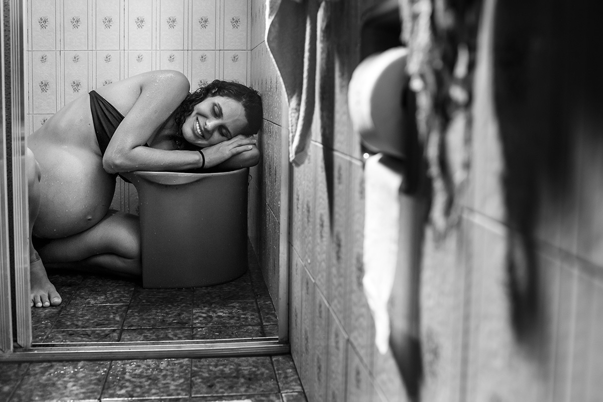 foto de Adriana Costa da grávida sorrindo após contrações durante seu trabalho de parto domiciliar