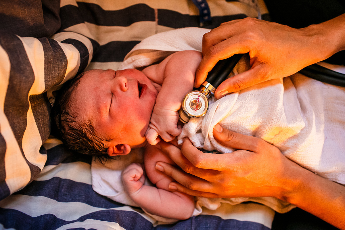 bebê sendo recebendo os primeiros cuidados pela equipe Bom Parto