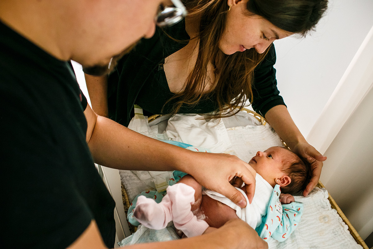 casal troca junto a fralda do seu bebê recém-nascido