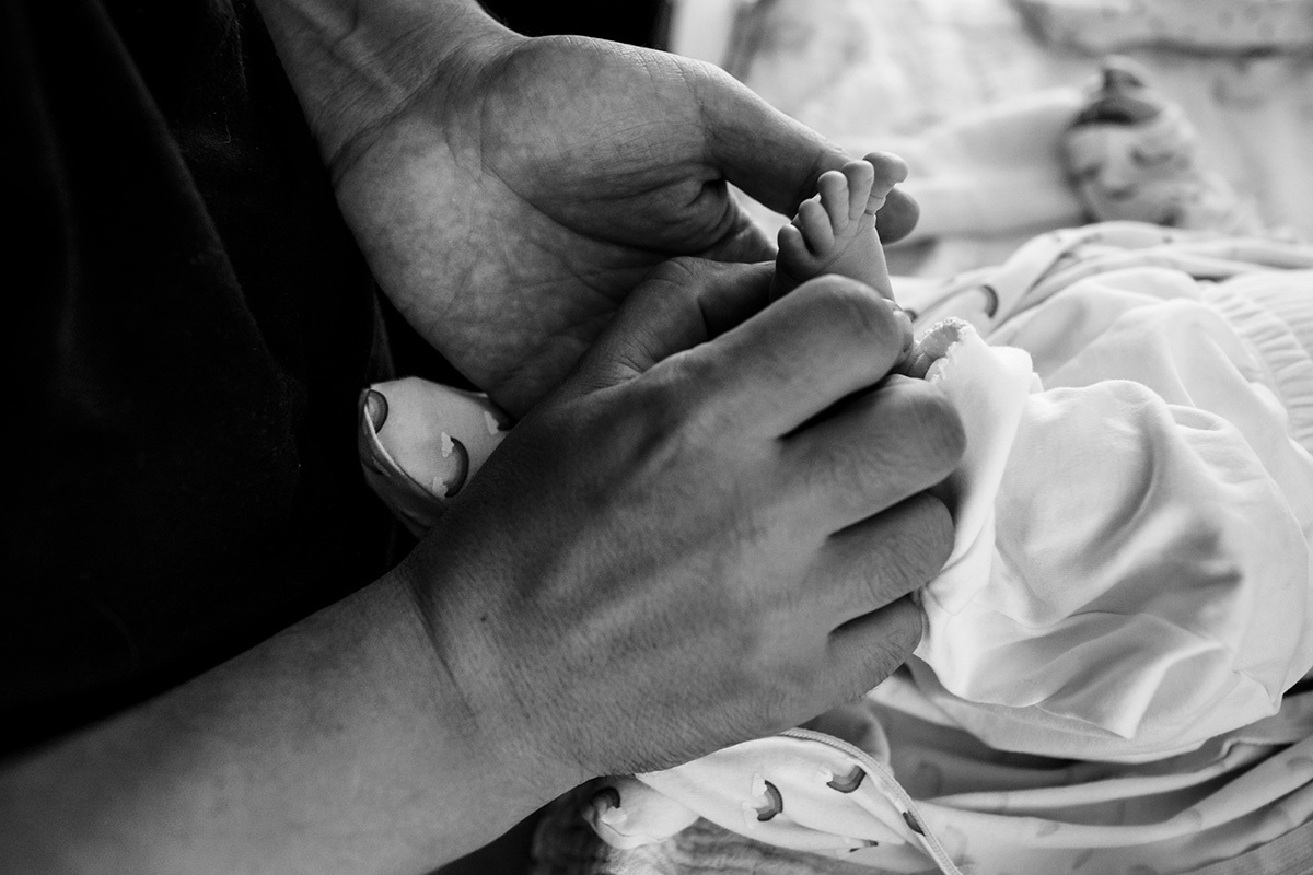 pai prepara sua bebê recém-nascida para tomar sol 