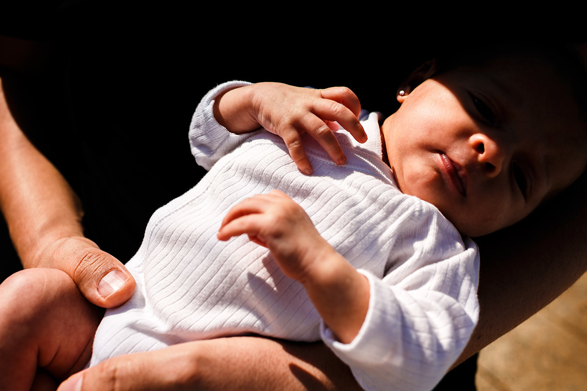 bebê recém-nascido tomando banho de sol