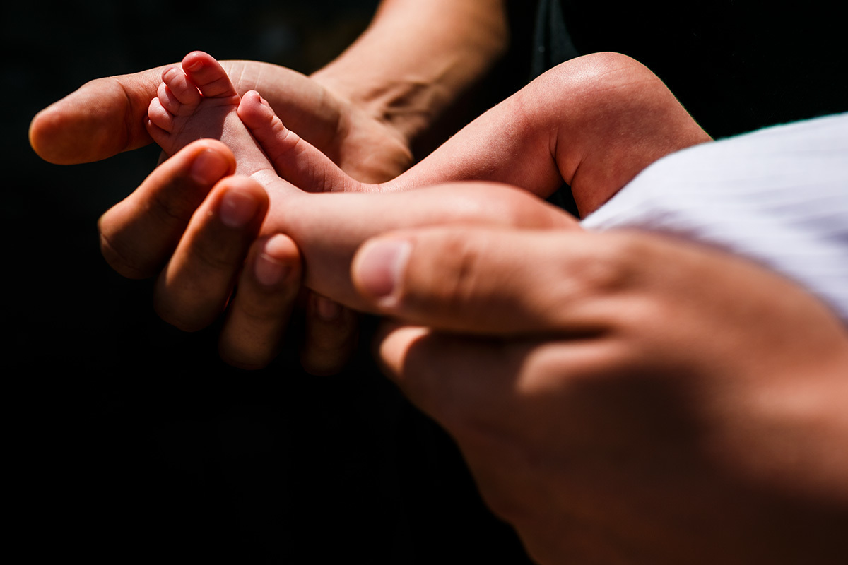 Foto de Adriana Costa do pai e seu bebê no banho de sol