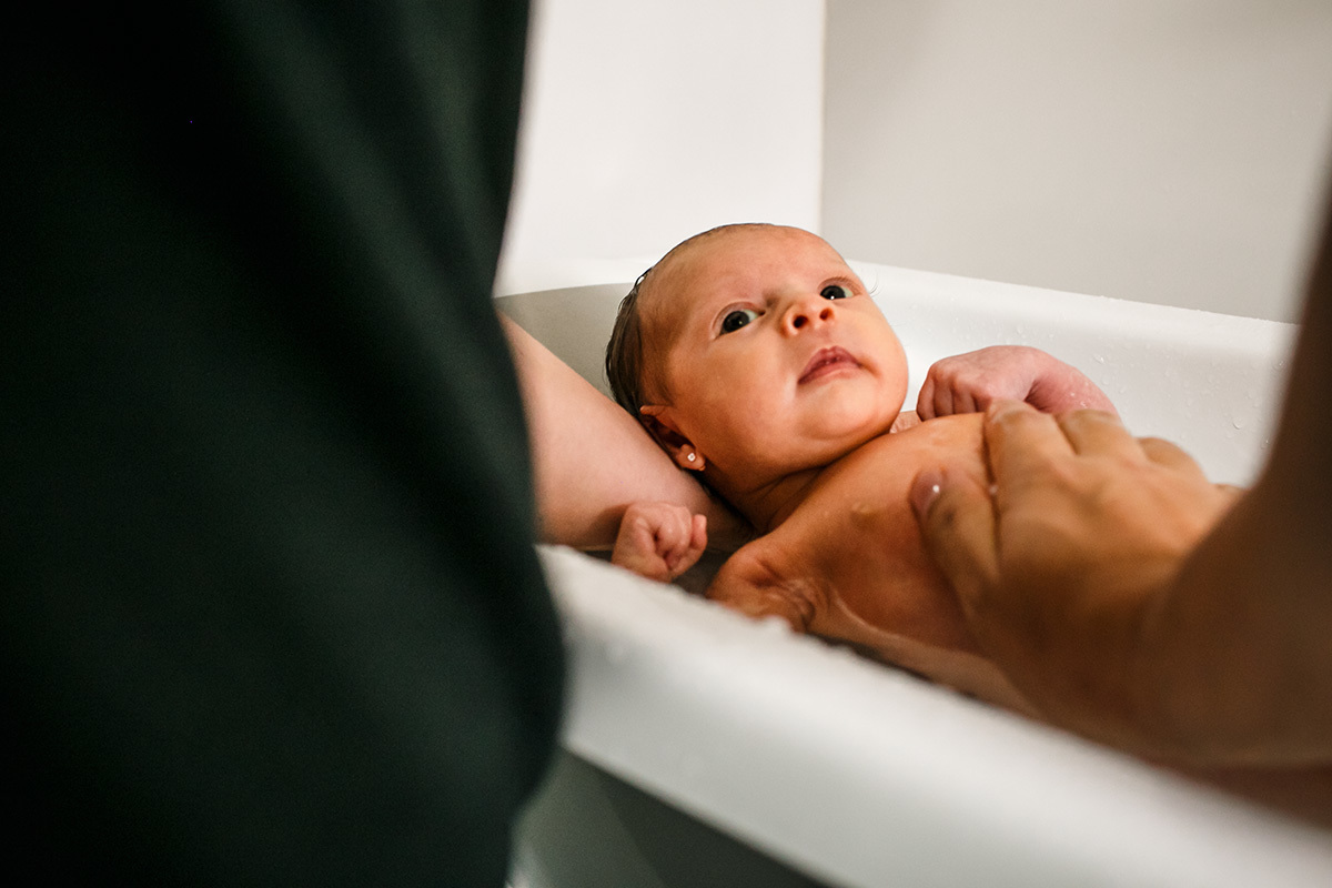  hora do banho da bebê recém-nascida