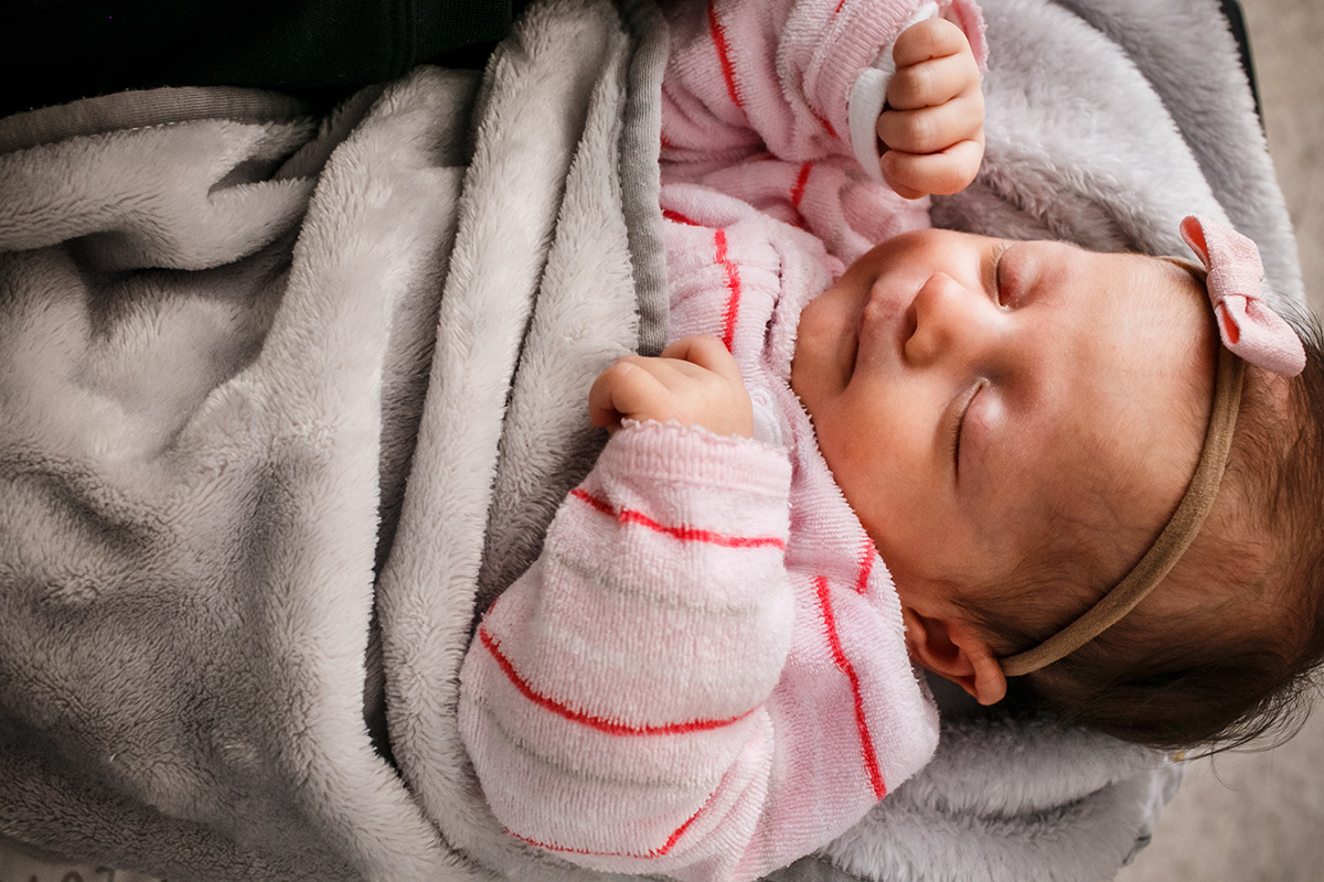 bebê recém-nascida dormindo após amamentar