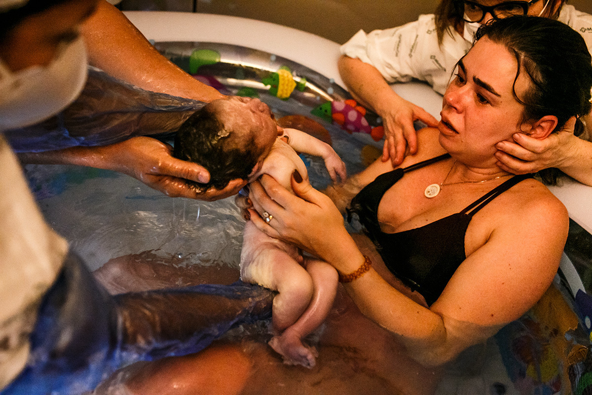 mãe recebe nos braços seu bebê que acabou de nascer