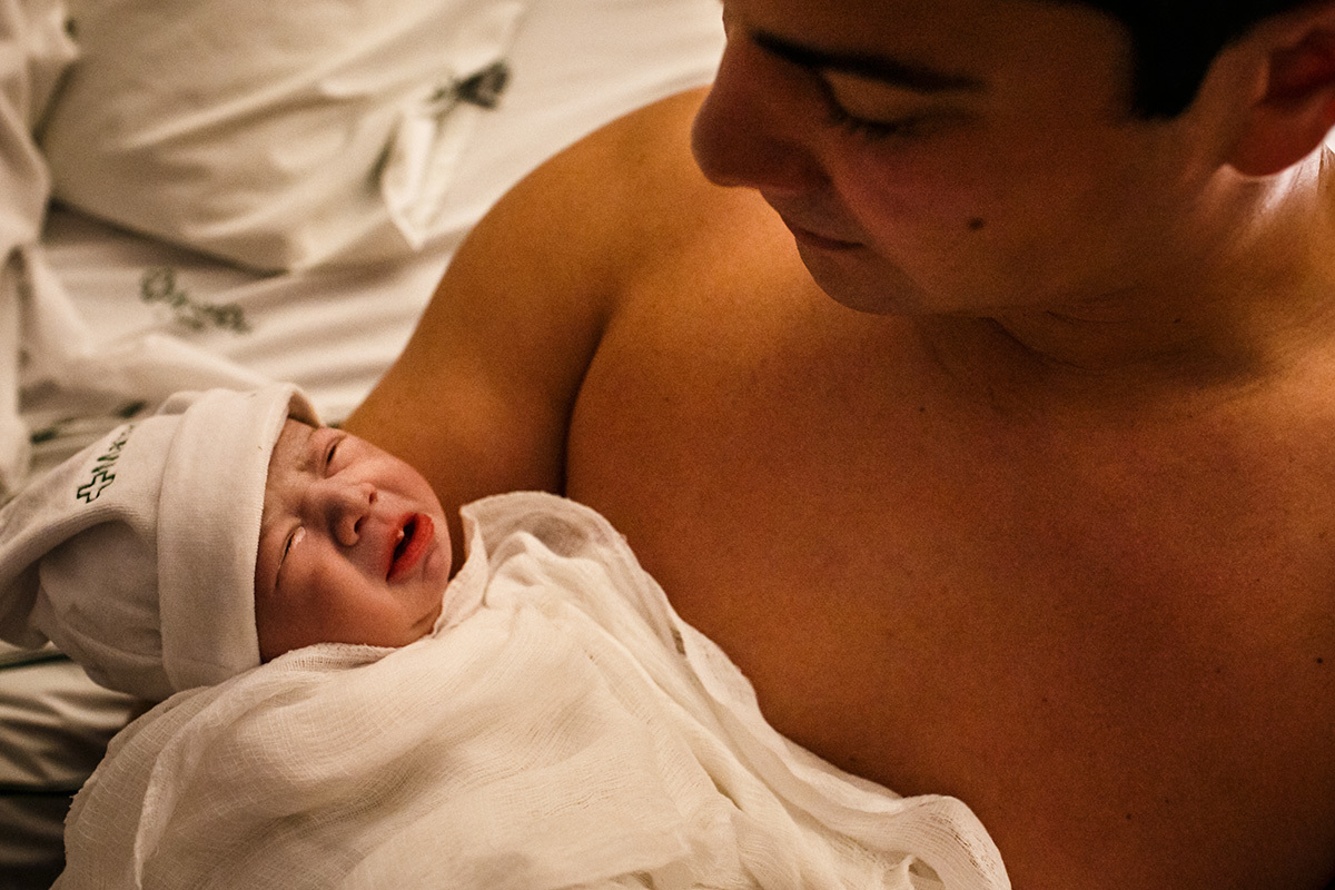 pai faz o contato pele a pele com seu bebê