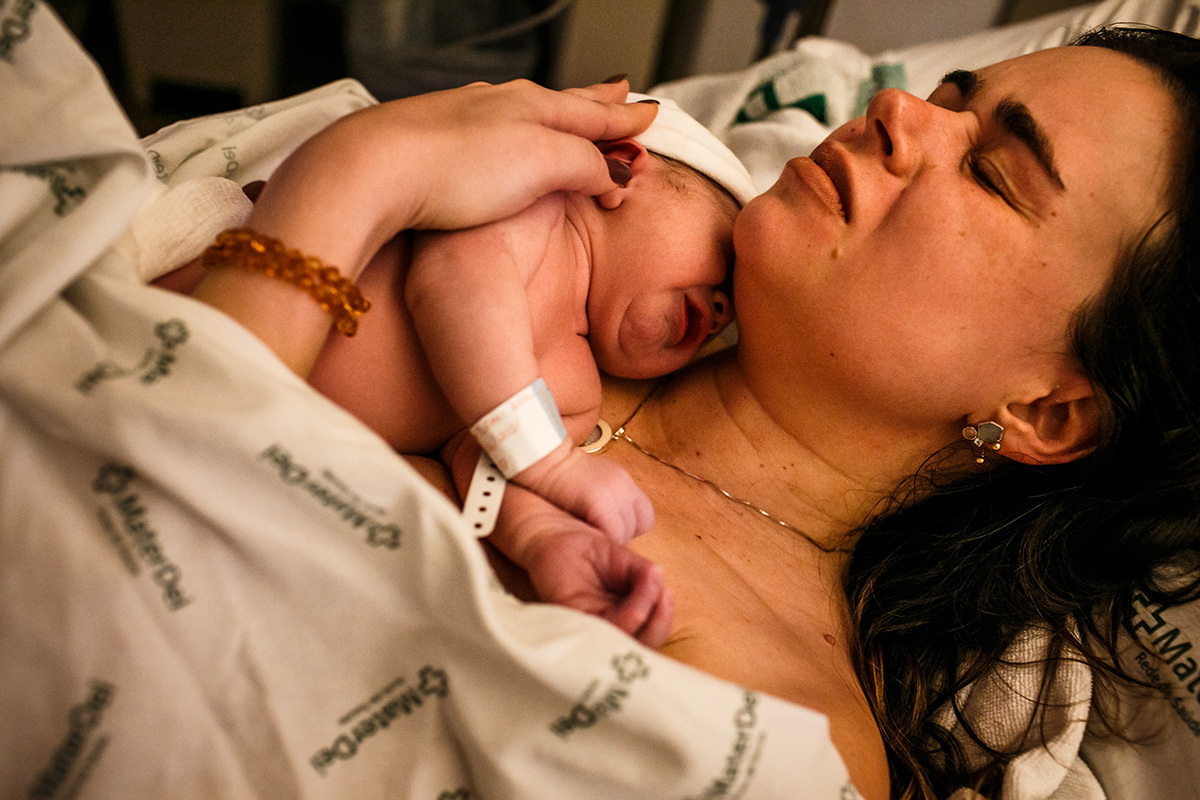 mãe sente a emoção de ter seu bebê no colo após nascimento