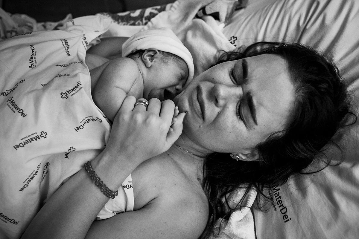 mãe se emociona ao receber seu filho após nascimento