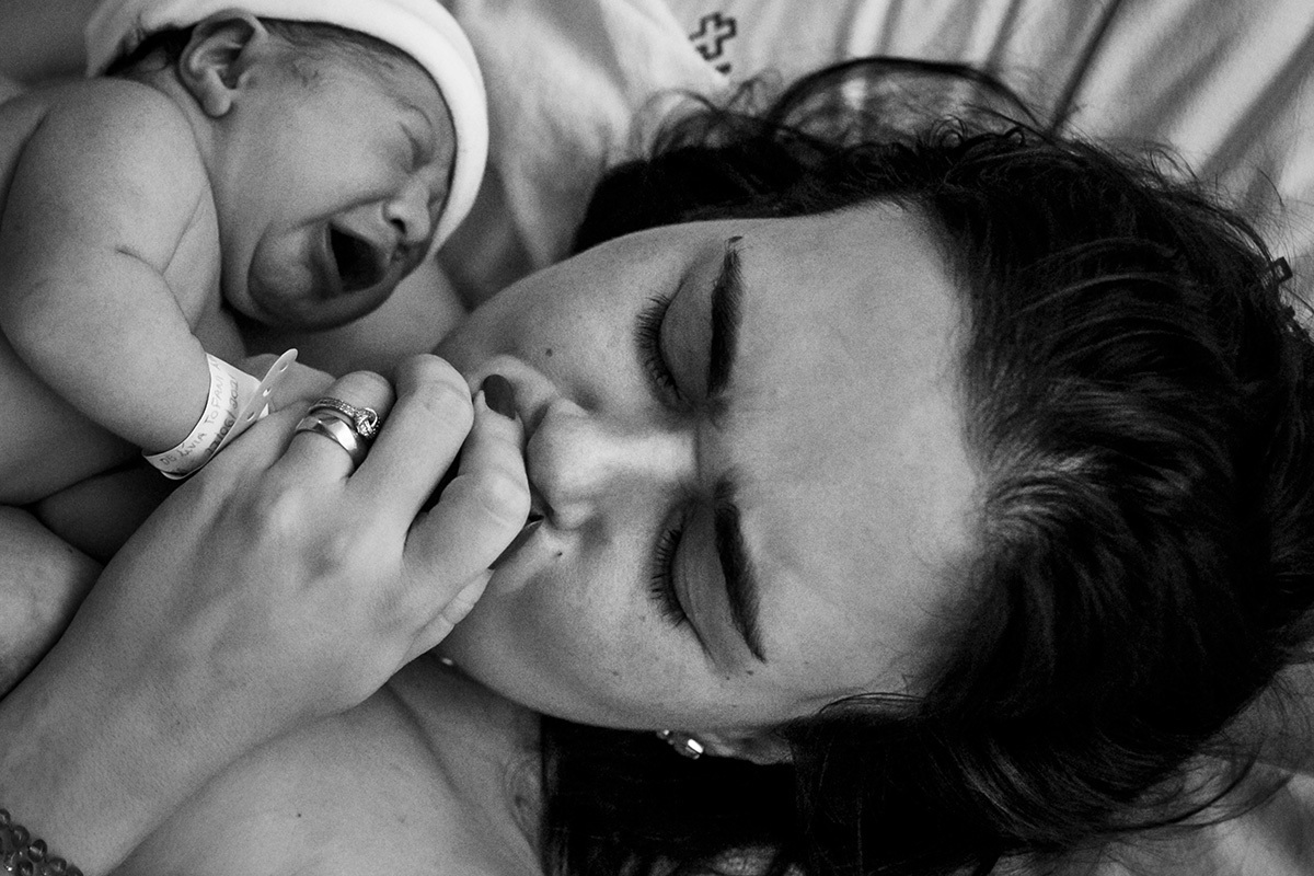 Adriana Costa documentou a emoção da mãe beijando a mão do seu bebê que acabou de nascer