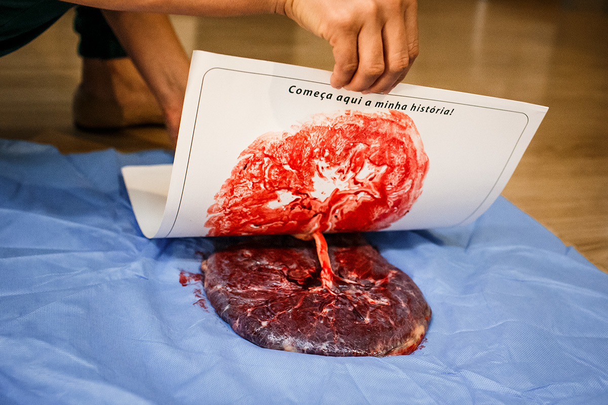 Doula fazendo o print da placenta