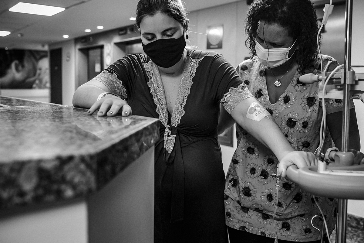 doula e parturiente andando pelo corredor do Mater Dei para ajudar no trabalho de parto em foto de Adriana Costa