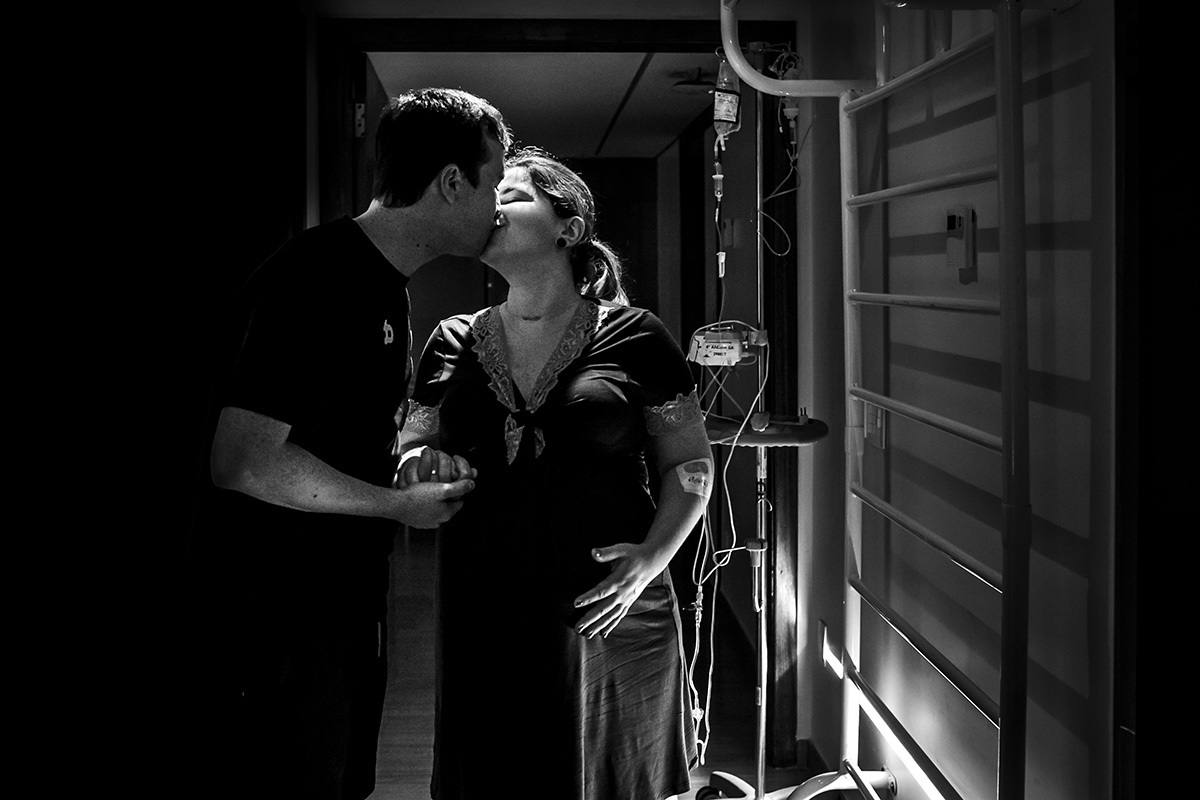 casal em momento de carinho durante o trabalho de parto