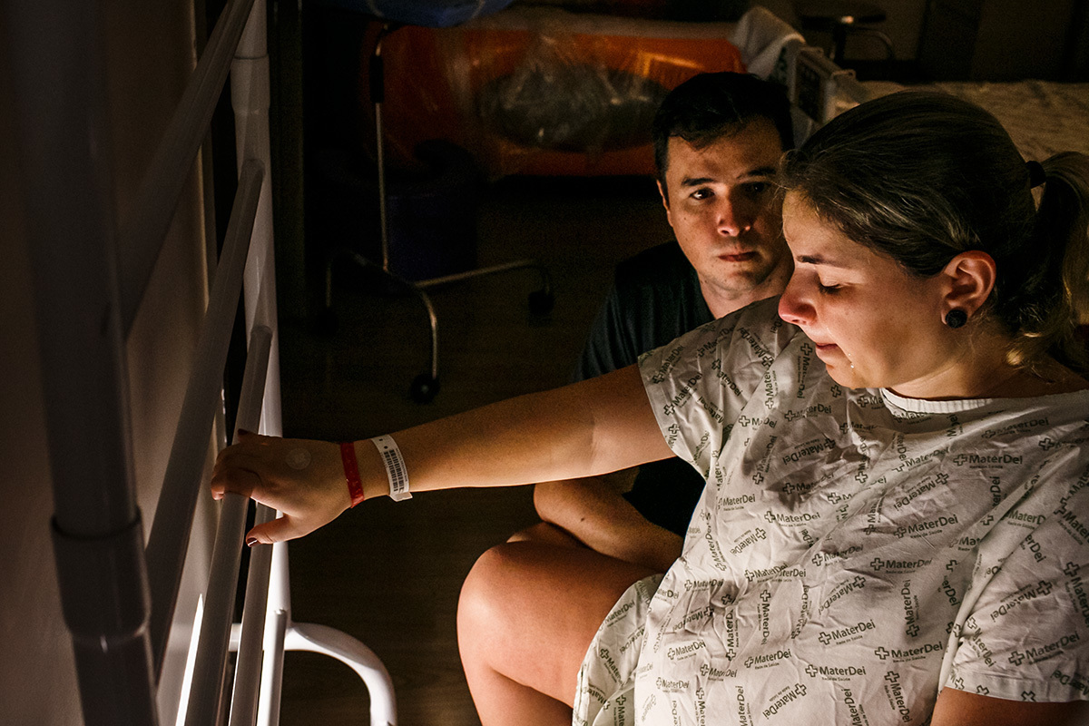marido apoia sua esposa que chora durante trabalho de parto na intenção de um VBAC