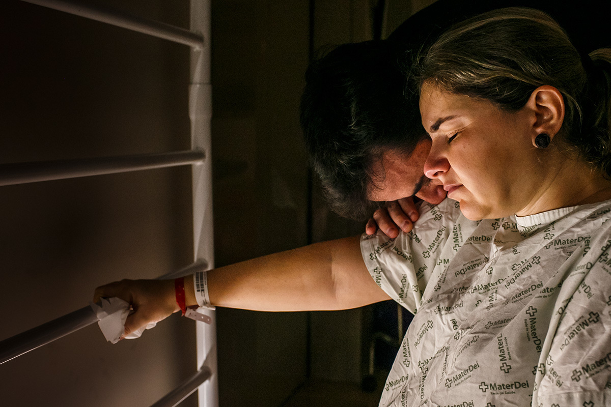 casal em momento de apoio em um trabalho de parto com intenção VBAC