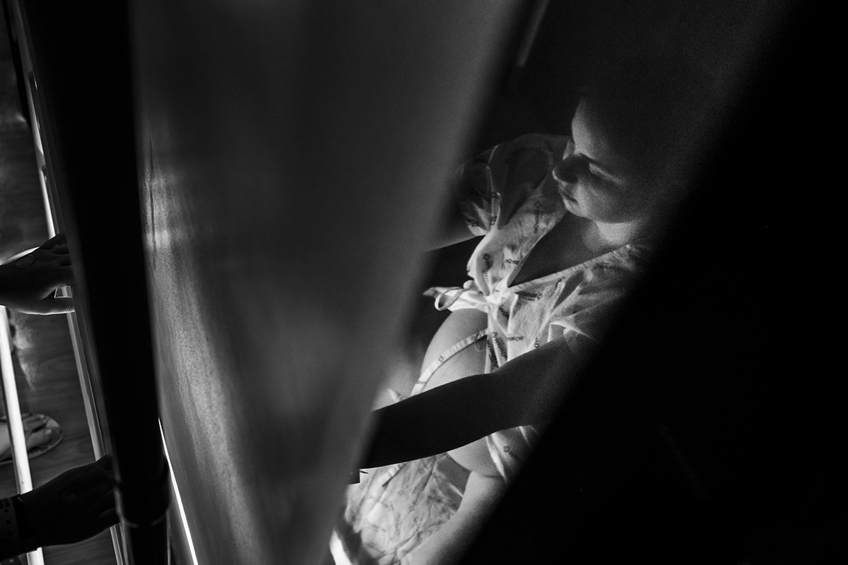 mulher em momento de auto conexão durante seu trabalho de parto em foto de Adriana Costa