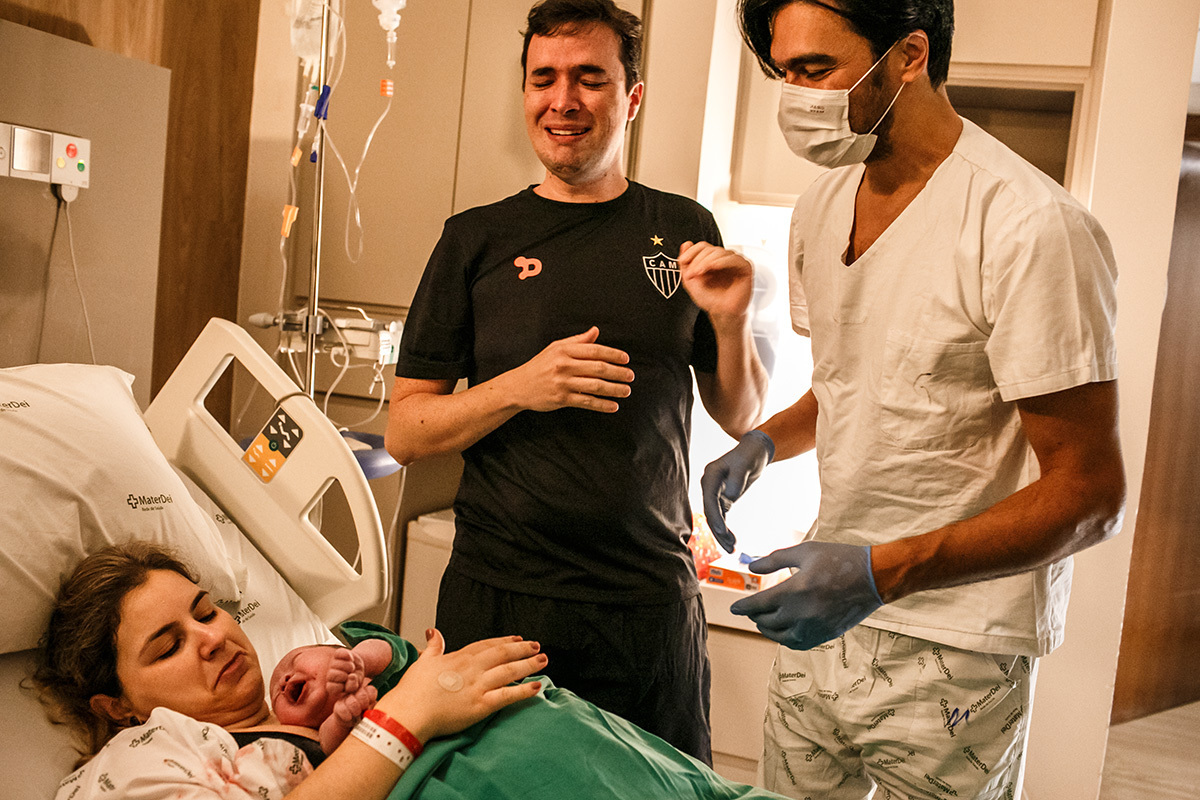 pai se emociona com o nascimento de seu segundo filho de um VBAC