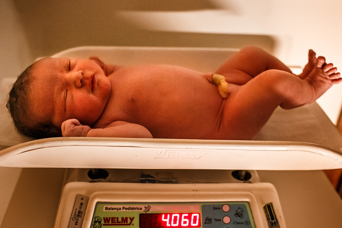 bebê nasce de 4.)60g