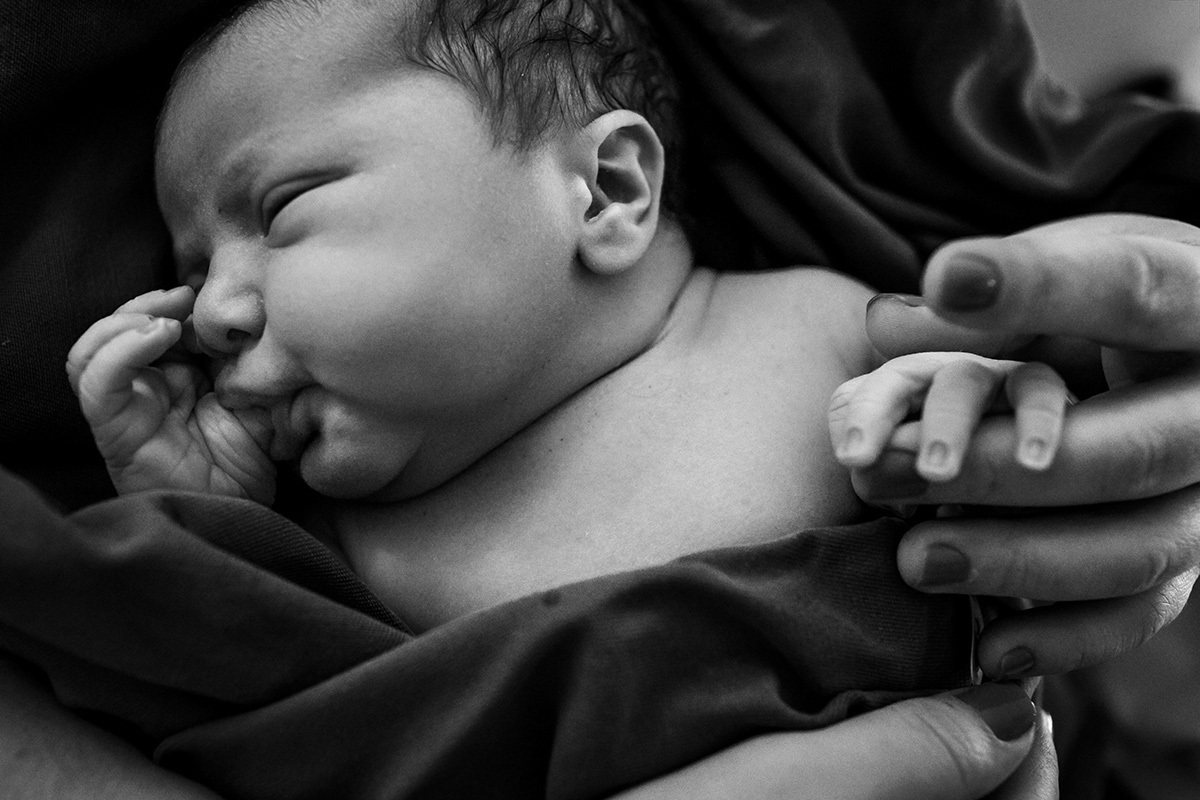 bebê chupando dedo logo após o nascimento