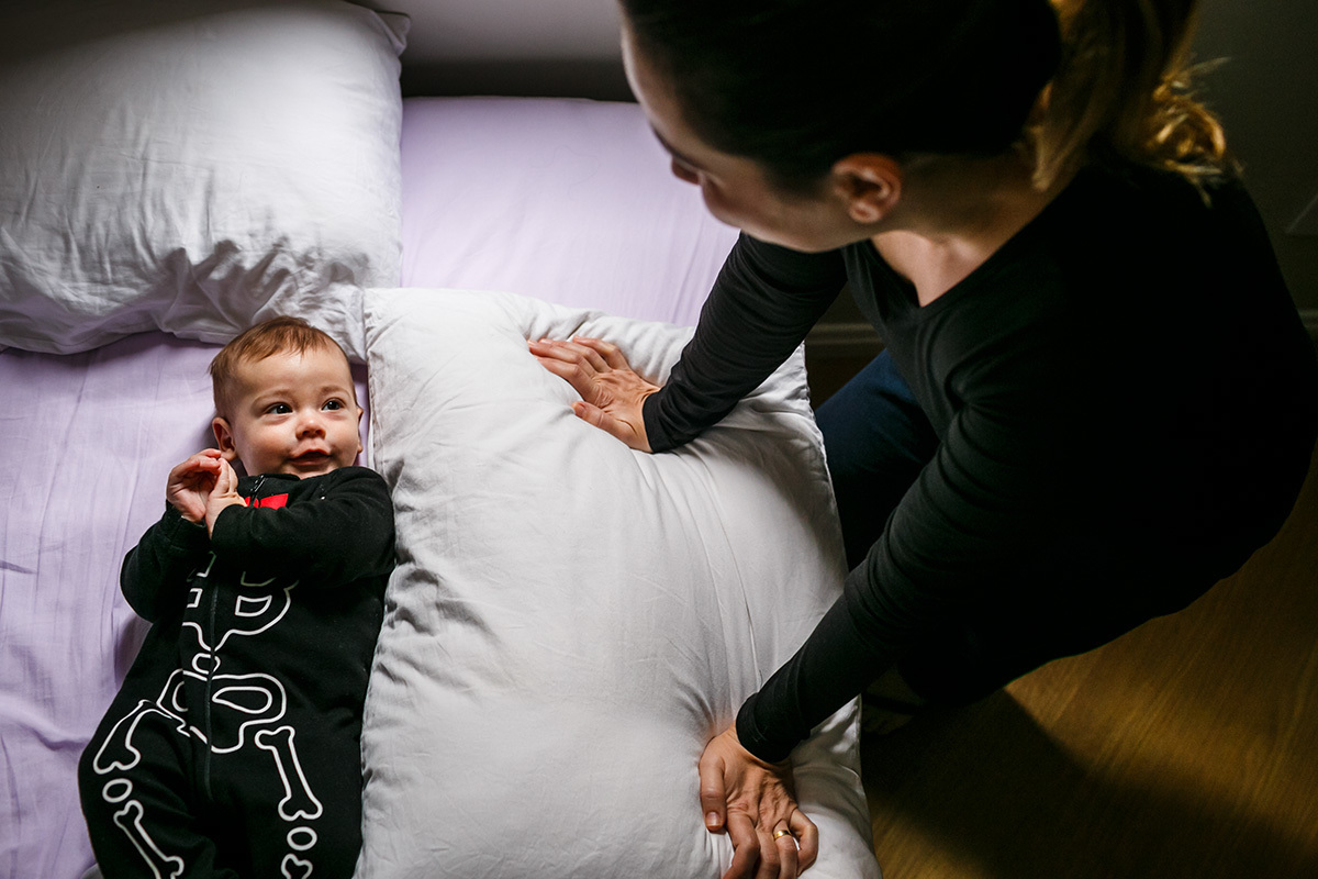 mãe observa seu bebê de 6 meses acordar em foto de Adriana Costa