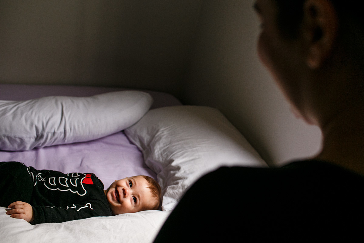 bebê sorri para sua mãe ao acordar