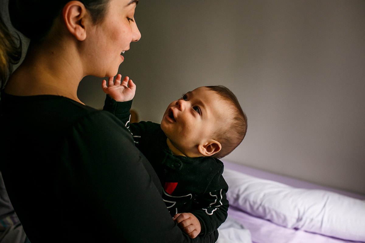 mãe brinca com seu bebê ao acordar