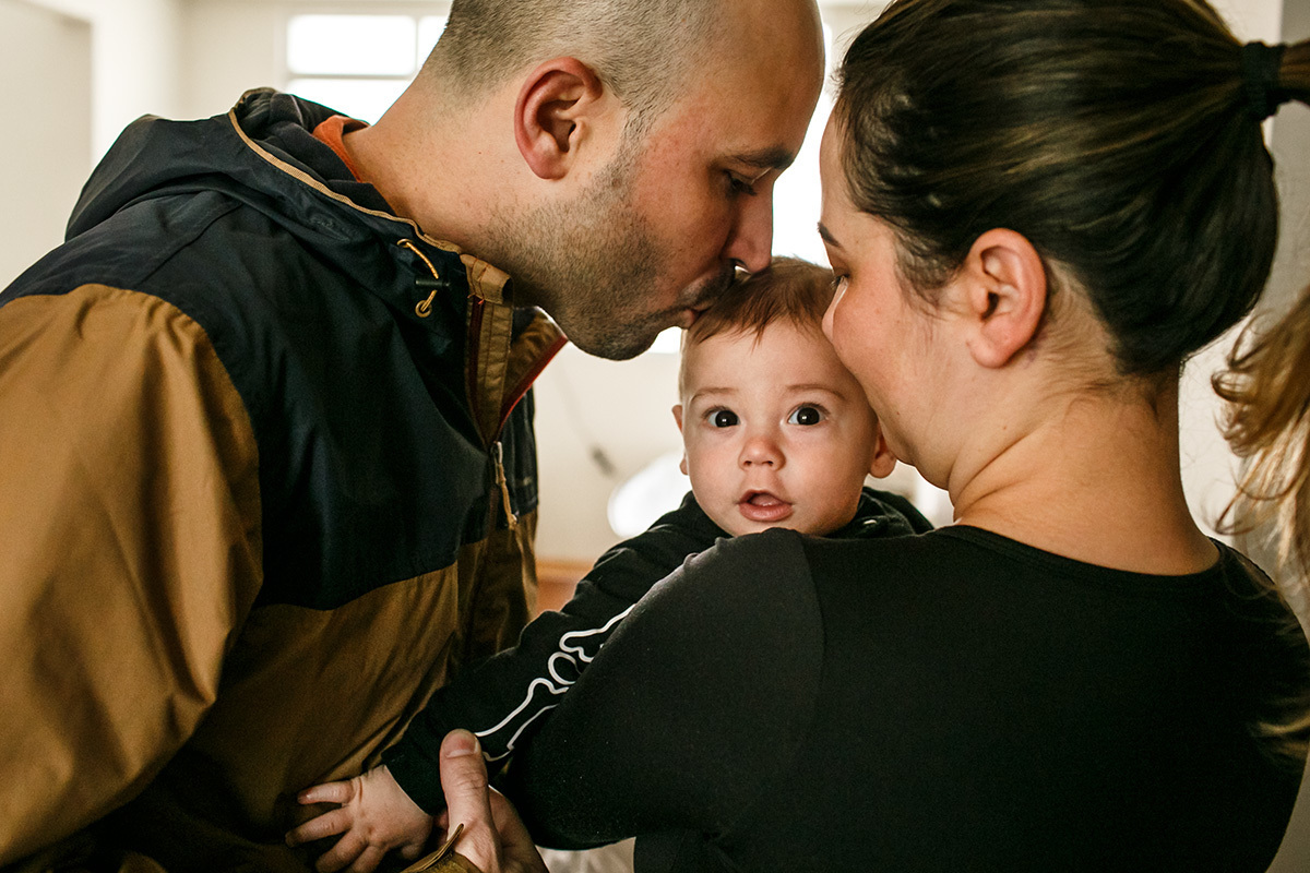 pais beijam seu bebê de 6 meses