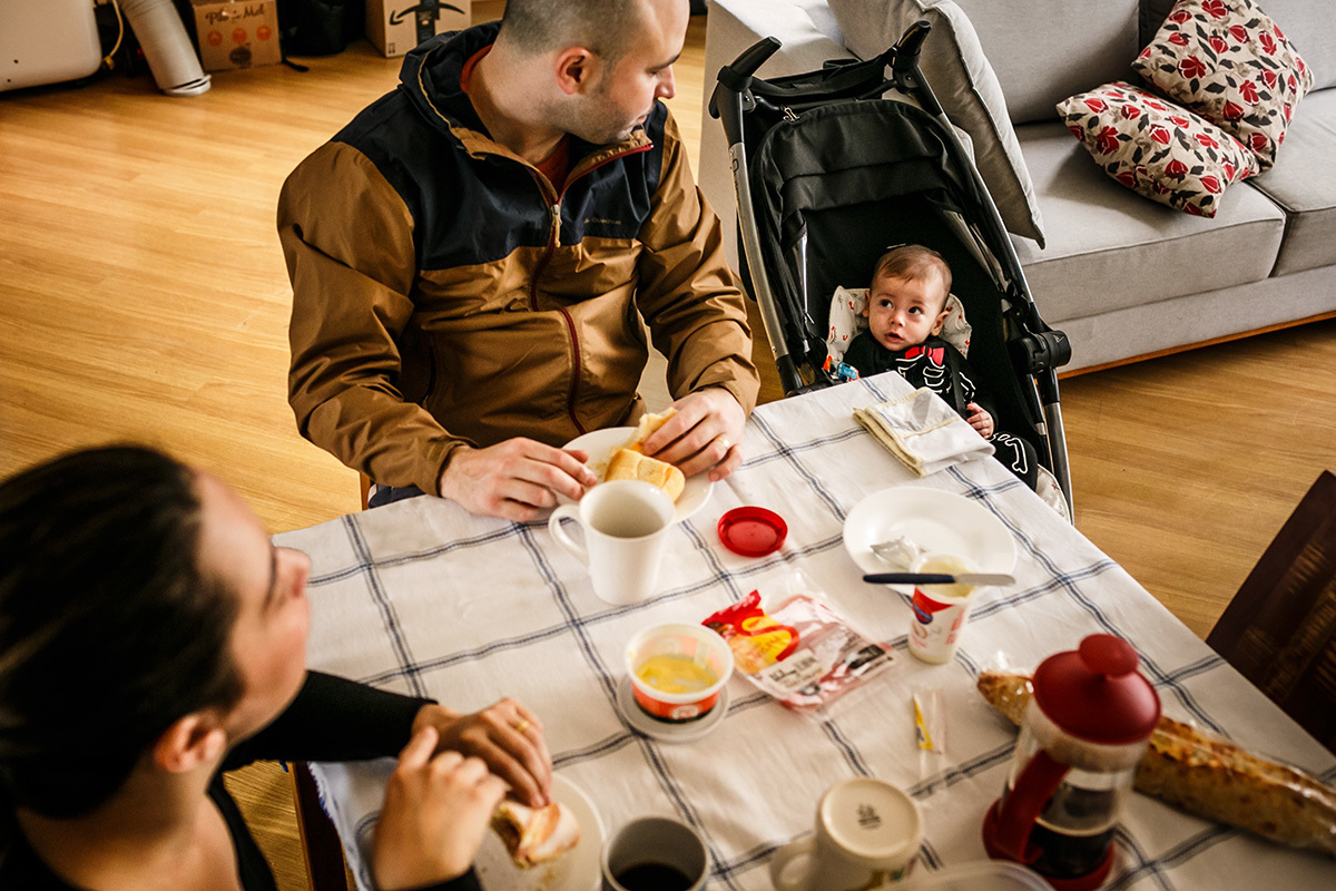pais e seu bebê de 6 meses na hora do café da manhã