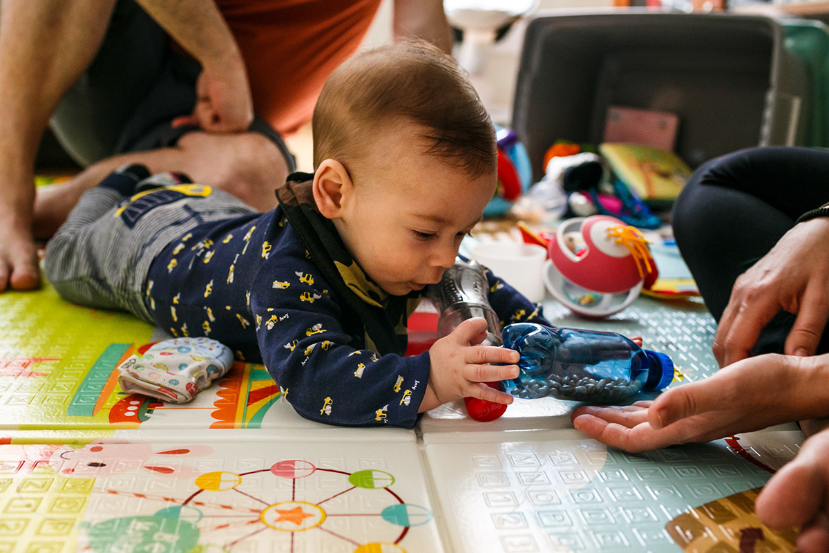 pais brincando com seu bebê de 6 meses